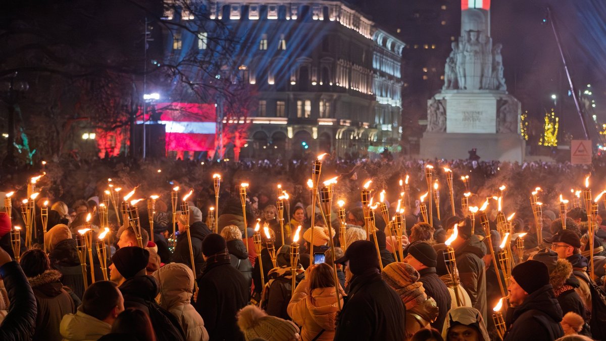 Rīgas centru izgaismo lāpu gājiens