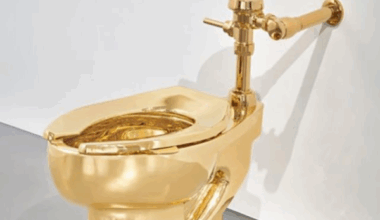 Zelta tualete tiks izsolīta Sotheby’s par 10 miljoniem dolāru