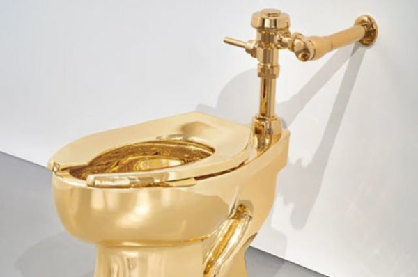 Zelta tualete tiks izsolīta Sotheby’s par 10 miljoniem dolāru