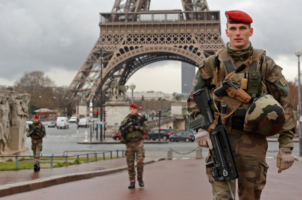 No 2026. gada franču brīvprātīgie karavīri sāks saņemt 950 eiro mēnesī