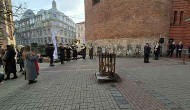 Pie Kara muzeja iedegts Neatkarības kara piemiņas ugunskurs