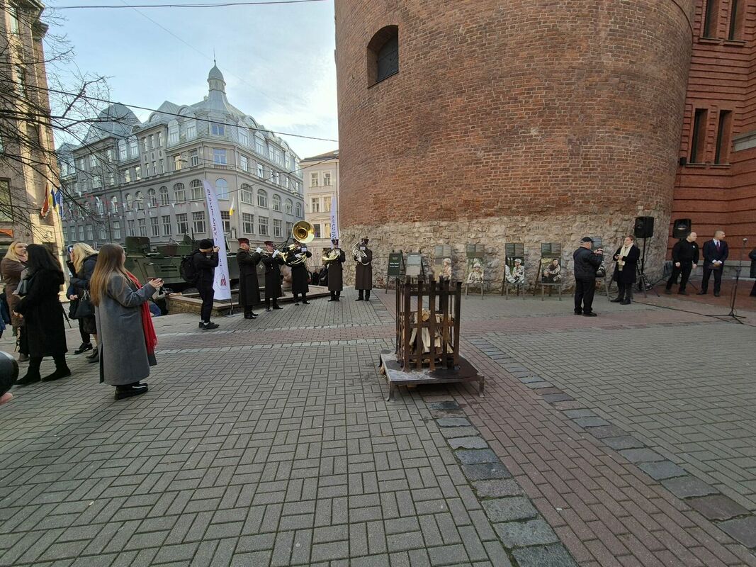 Pie Kara muzeja iedegts Neatkarības kara piemiņas ugunskurs