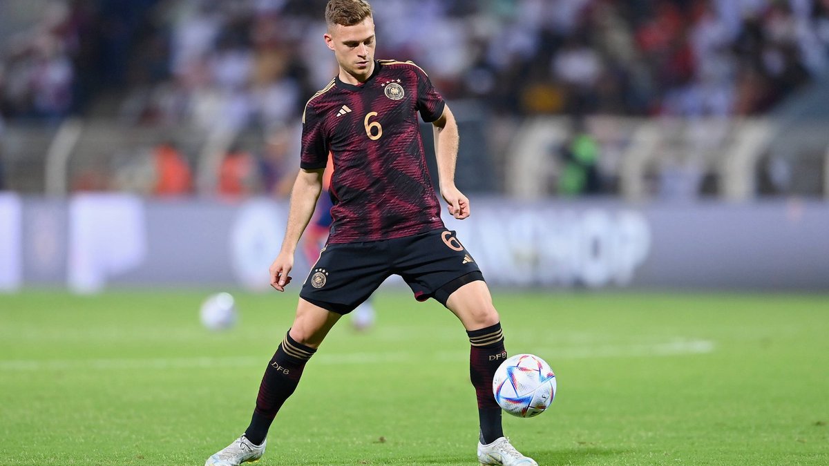 Ceļazīmes uz Pasaules kausa finālturnīru nodrošina vēl divi futbola grandi