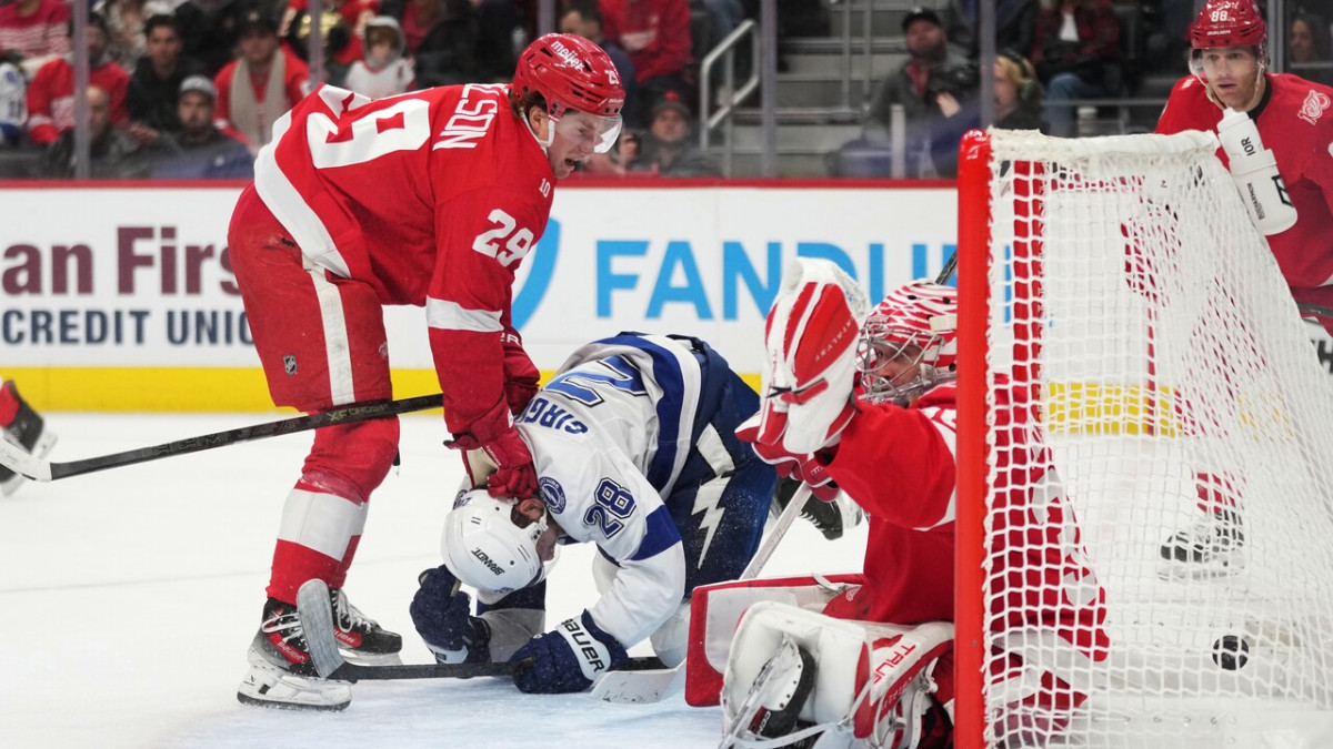 "Lightning" Detroitā iemet sešas ripas un uzrāpjas Austrumu virsotnē – Hokejs – Sportacentrs.com