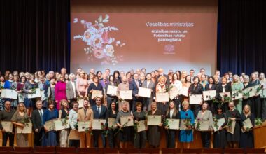 Veselības nozares profesionāļiem pasniegti MK Atzinības raksti un Veselības ministrijas apbalvojumi