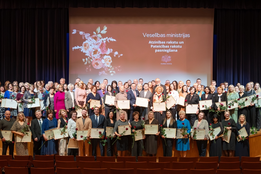 Veselības nozares profesionāļiem pasniegti MK Atzinības raksti un Veselības ministrijas apbalvojumi