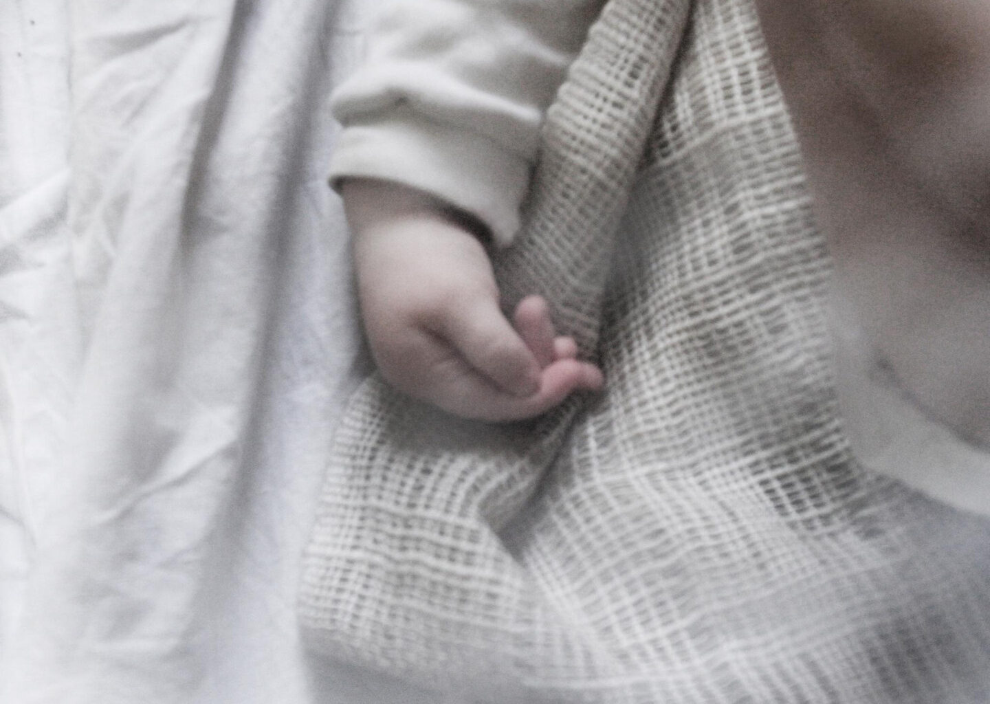 Zīdainis gūst letālus apdegumus slimnīcā; medmāsai izvirzītas apsūdzības