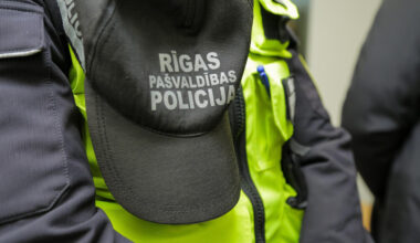 Zaglis Rīgā pieķerts snaudā busiņā – policija aiztur vīrieti