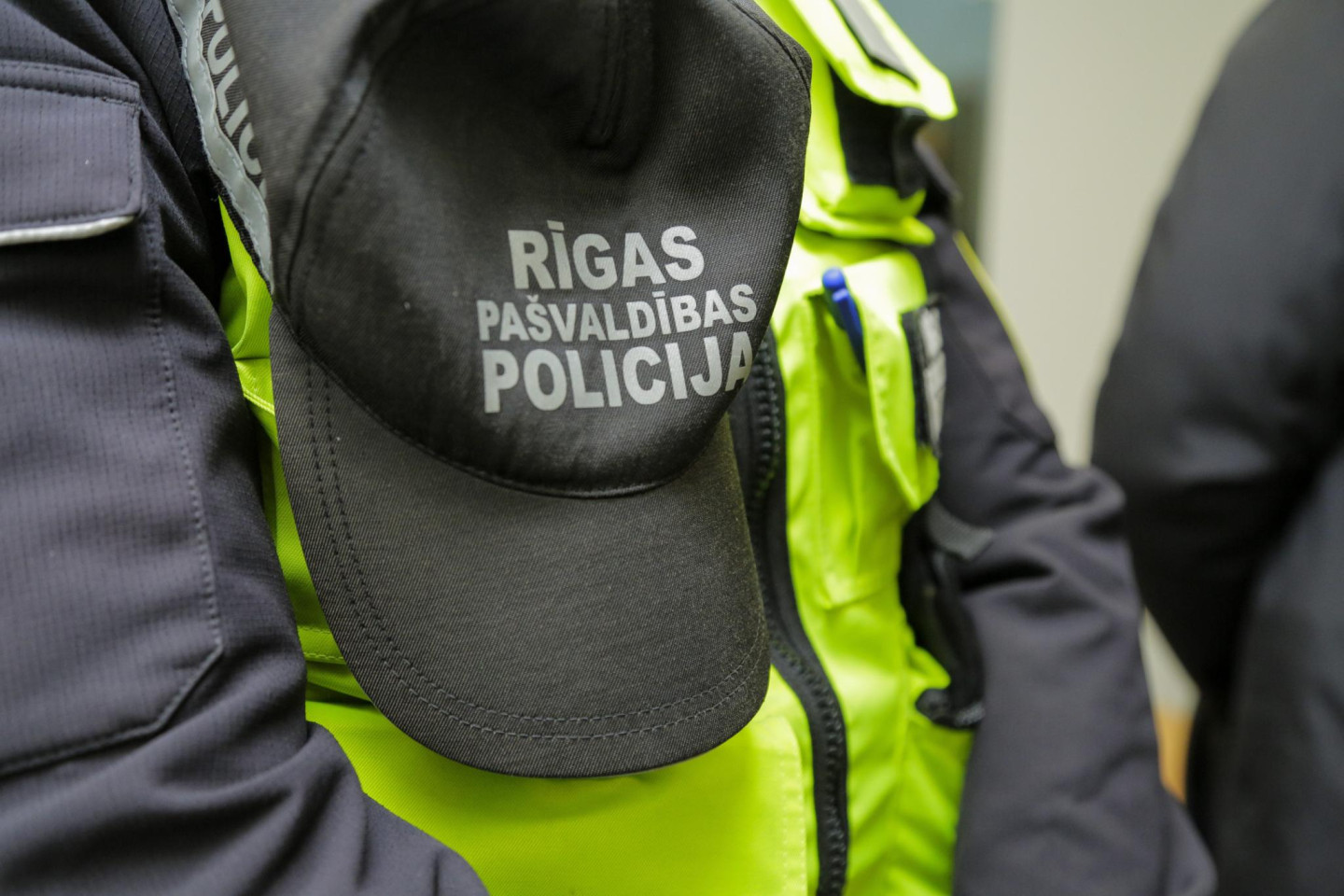 Zaglis Rīgā pieķerts snaudā busiņā – policija aiztur vīrieti