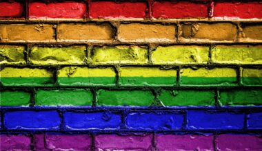 Millija Bobija Brauna un viltus ziņas: kā atpazīt dezinformāciju