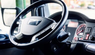 Uz austrumu maģistrāles pretējā joslā iebraucis smagais