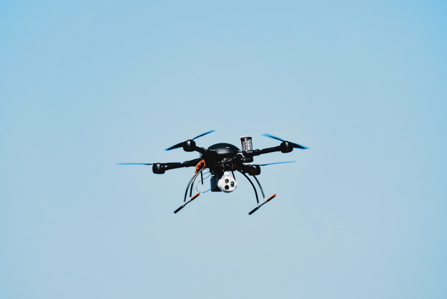 Beļģijā virs militārās bāzes pamanīti droni – izmeklēšana sākta