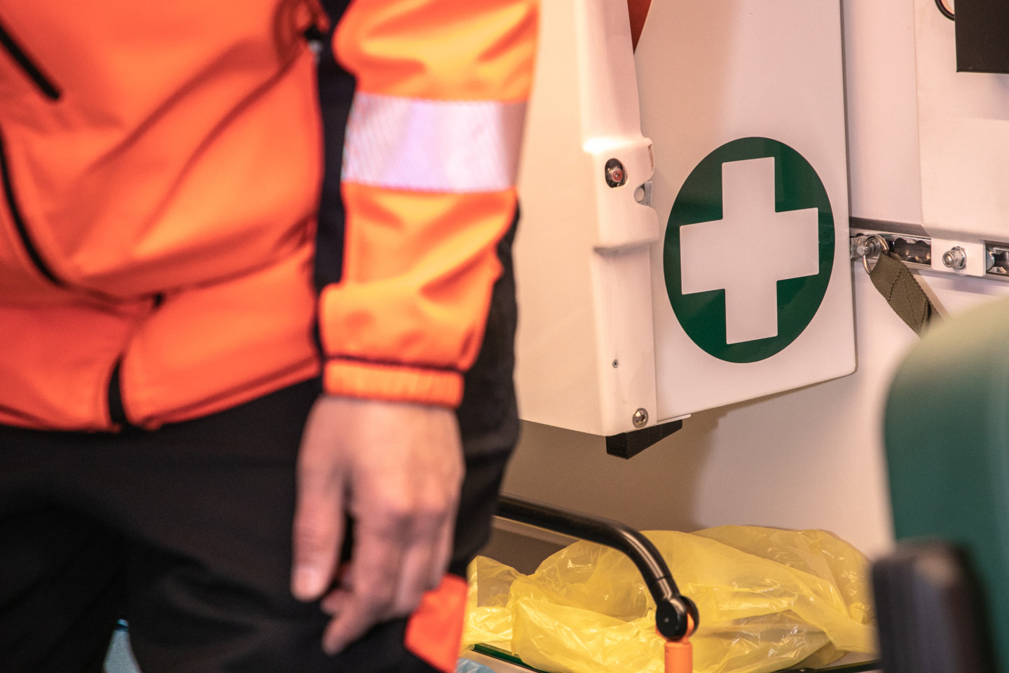 Sestdien Ropažu novadā automašīna uzbraukusi sievietei, kura notikuma vietā gāja bojā