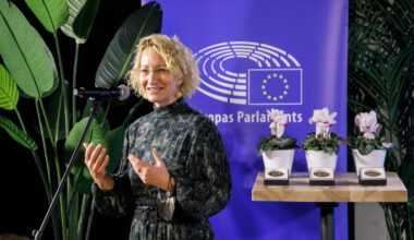 Dace Melbārde nonāk soctīklu krustugunīs