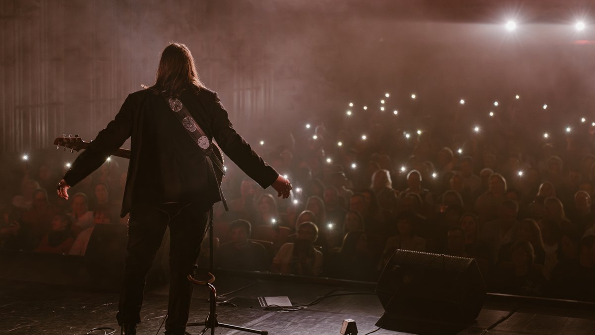 Miks Galvanovskis sāk Latvijas turneju ar izpārdotu koncertu Siguldā