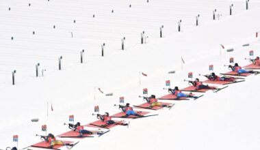 Vēl viens skandāls Francijas biatlonā – sportiste manipulējusi ar komandas biedrenes ieroci