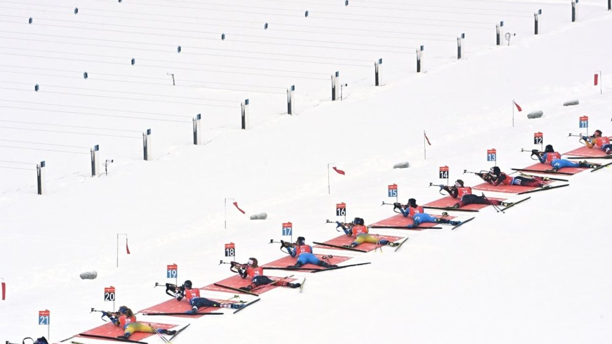 Vēl viens skandāls Francijas biatlonā – sportiste manipulējusi ar komandas biedrenes ieroci