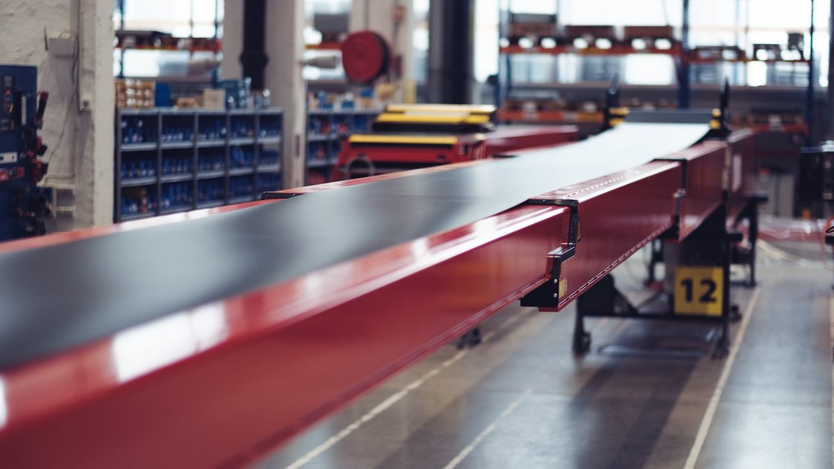 No DHL līdz “Amazon” – kā Liepājā ražotie konveijeri balsta milžu biznesu
