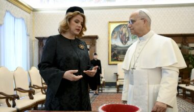 Siliņa tiekas ar pāvestu un pasniedz viņam dāvanu no Latvijas