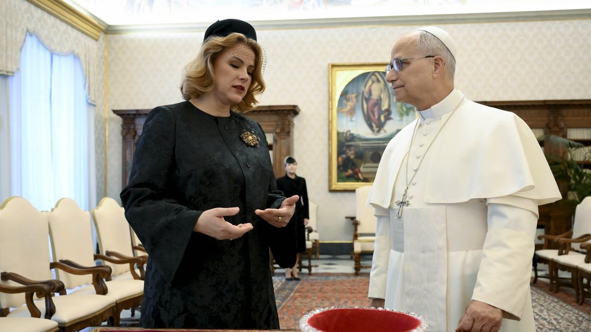 Siliņa tiekas ar pāvestu un pasniedz viņam dāvanu no Latvijas