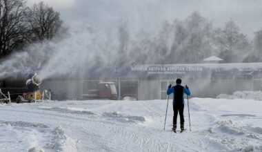 Novembra izskaņā – nepastāvīgi laikapstākļi ar sniegu, lietu un vēju - Delfi