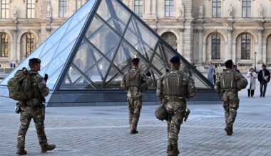 Luvru pēc zādzības apsargās pamatīgāk - Delfi