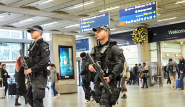 Policija izvirzījusi apsūdzības par cilvēku saduršanu vilcienā aizturētajam / Diena