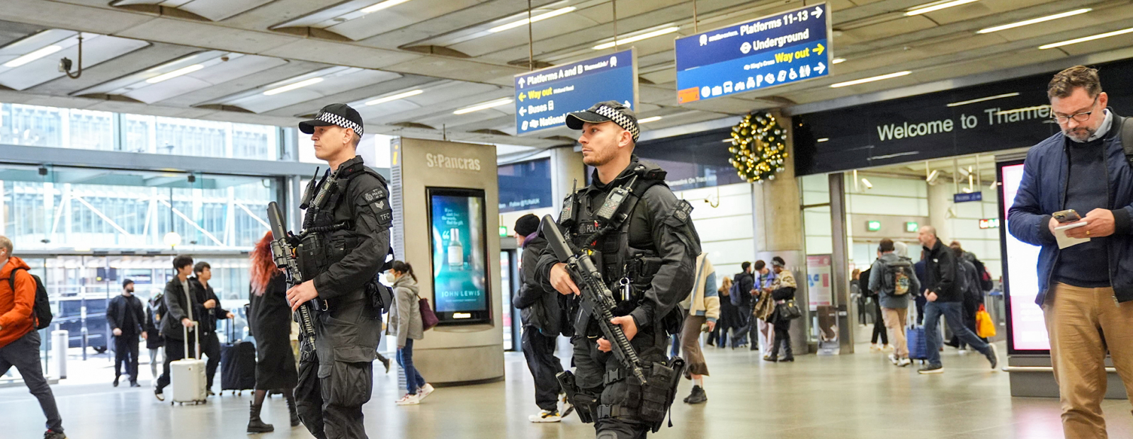 Policija izvirzījusi apsūdzības par cilvēku saduršanu vilcienā aizturētajam / Diena