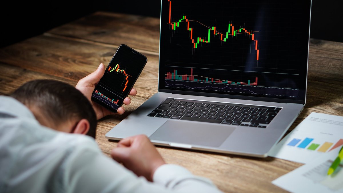 Pusvadītāju uzņēmumu akcijas skar pamatīga izpārdošana; sektors zaudē 500 miljardus dolāru