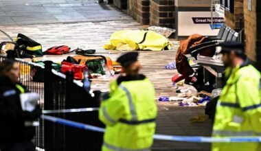 Vilcienā Lielbritānijā sadurti cilvēki; desmit hospitaizēti