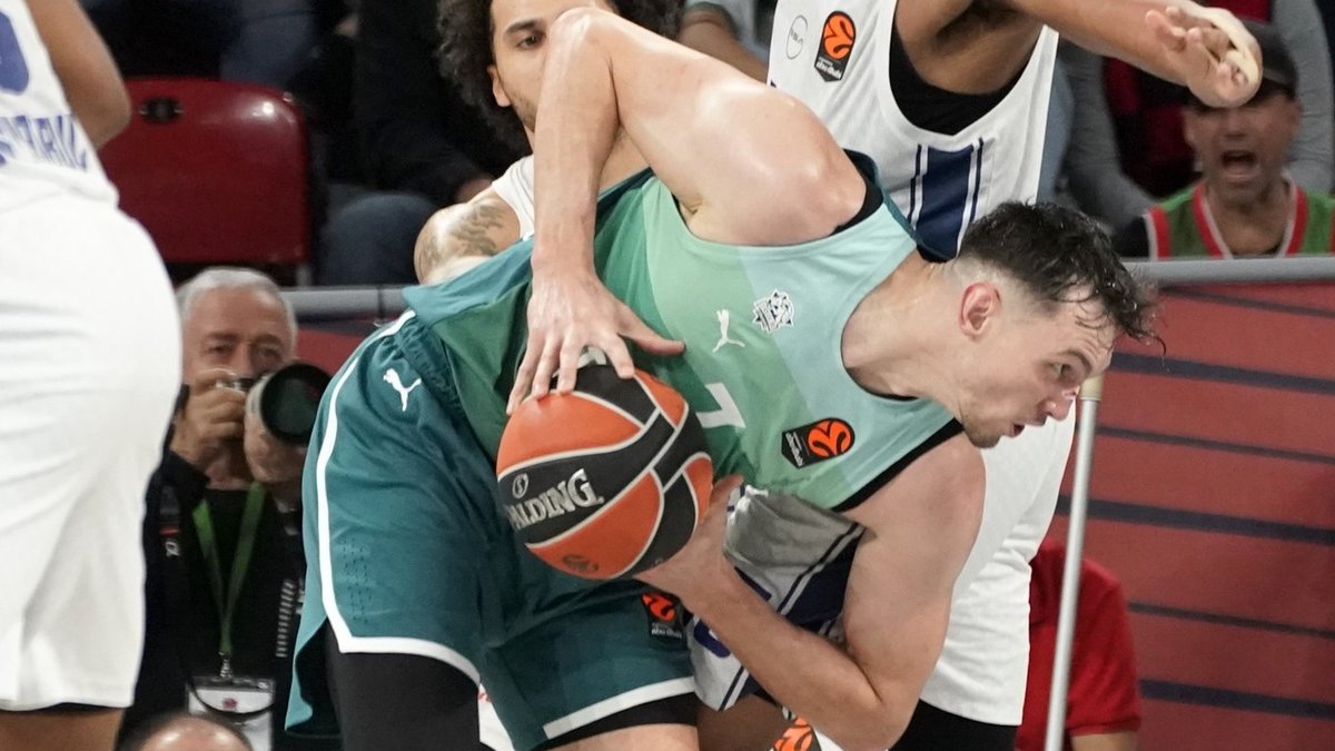 Latviešu duelī Eirolīgā Kurucs gūst vairāk punktu par Šmitu un izcīna uzvaru