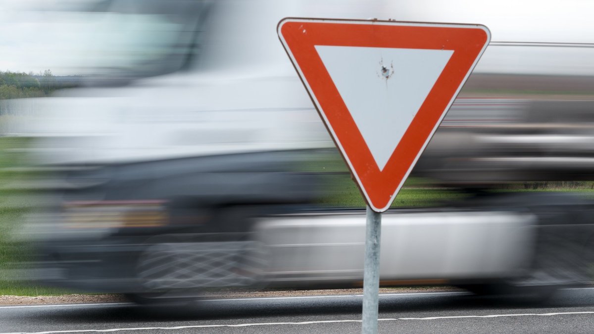 Kravas auto un "Lexus" sadursmē Bauskas novadā gājis bojā vieglā auto vadītājs