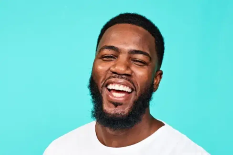 Britu komēdijas zvaigzne Mo Gilligans ar šovu “The Mo You Know” uzstāsies Rīgā