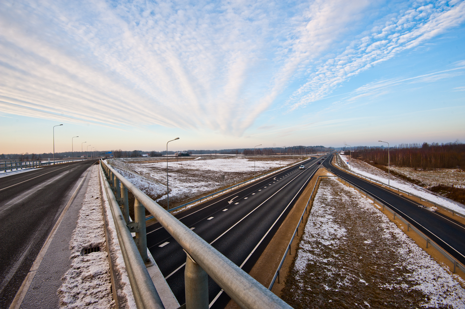 Daudzviet Latvijā autoceļi apledo, strādā 68 ziemas tehnikas vienības