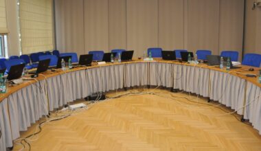 Pašvaldībai trūkst naudas, bet opozīcija izgāž balsojumu par taupīšanu