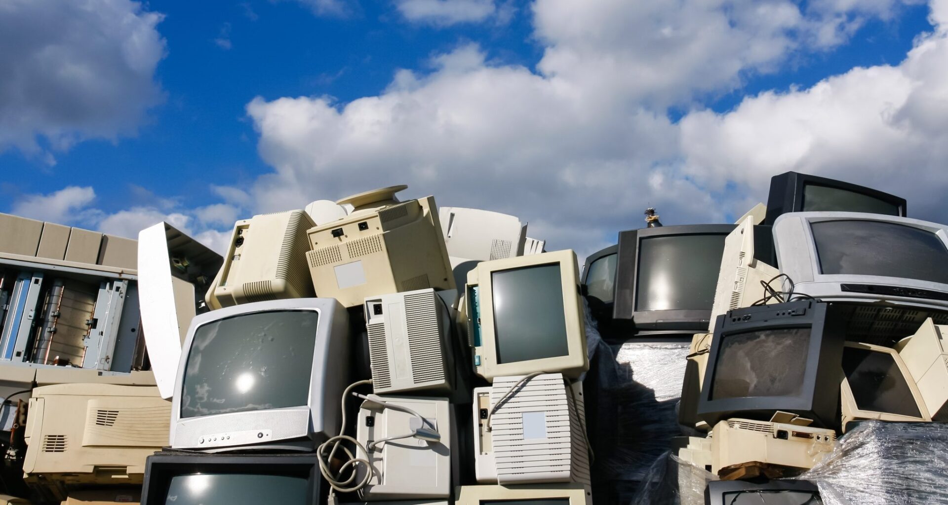 Aptauja: Pērn gada beigās nevajadzīgo elektrotehniku šķiroja 44% Latvijas iedzīvotāju