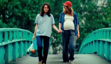 Francijas kino jaunums: 'Mīlestības vēstules' – sirsnīgs skatījums uz kvīru mātesības ceļu