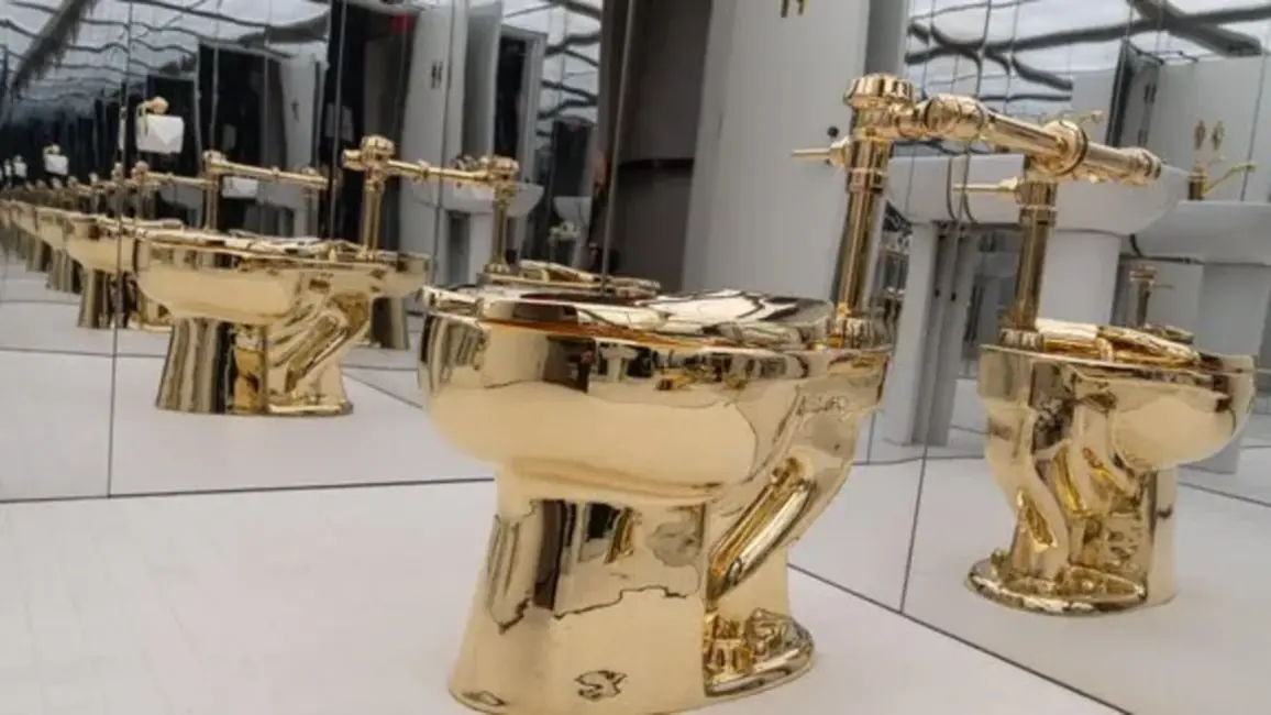 Greznības virsotne vai satīras spogulis? Zelta pods izsolē pārdots par 10 miljoniem eiro