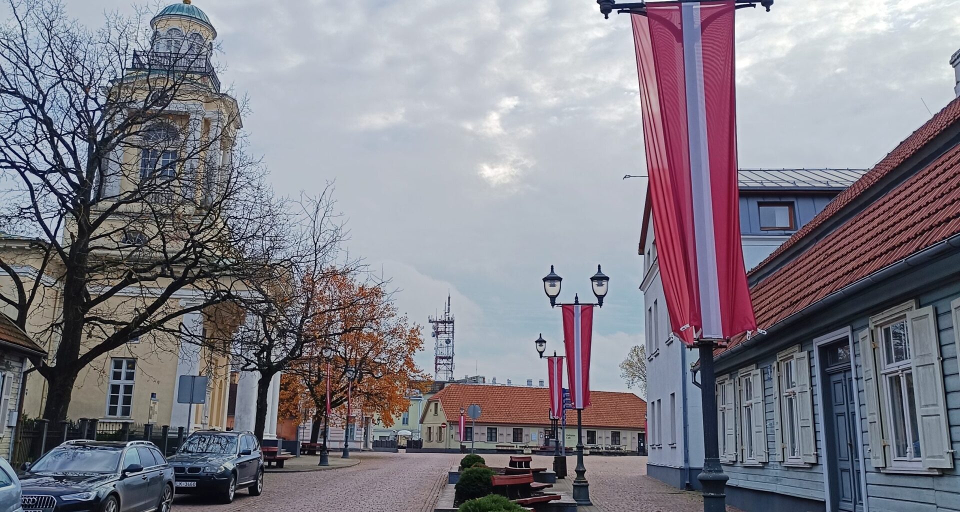 Sarkanbaltsarkanais svētku noformējums Latvijas valsts dzimšanas dienai