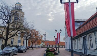 Sarkanbaltsarkanais svētku noformējums Latvijas valsts dzimšanas dienai