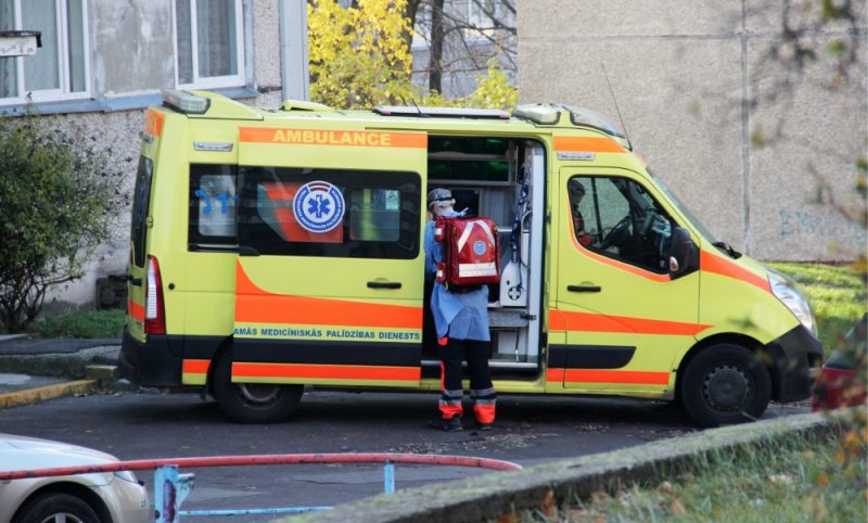 Ilustratīvs foto. Neatliekamās medicīniskās palīdzības automašīna Daudzstāvu dzīvojamo ēku pagalmā Vecmīlgrāvī.