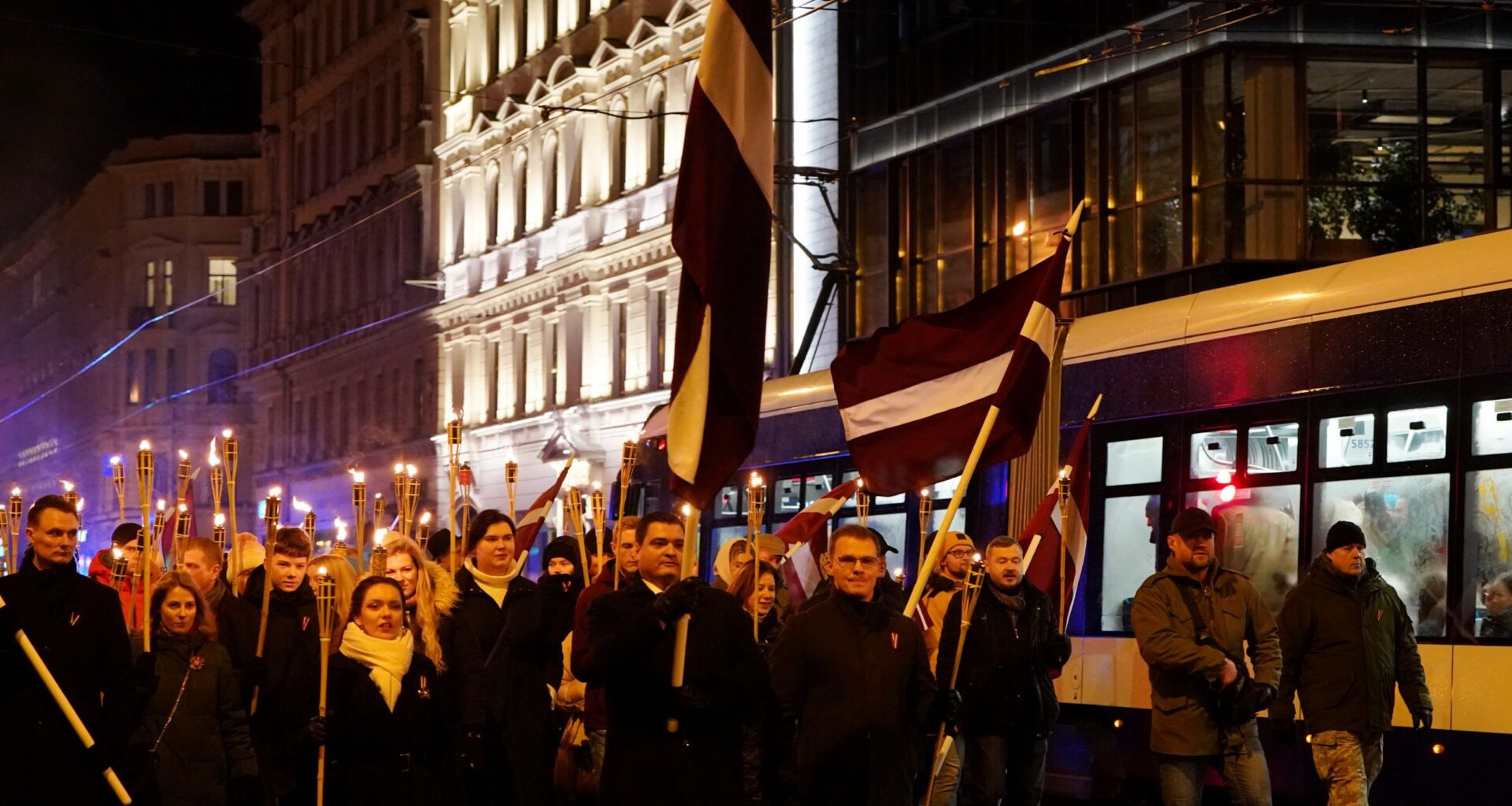 “Es jau nojautu, ka viss, ko viņi māk, ir lāpu gājienus organizēt.” Hermanis bez žēlastības izsakās par Latvijas partijām