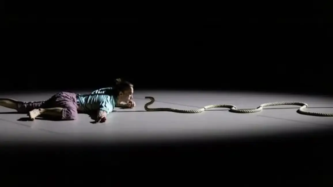 Laikmetīgās dejas izrāde "Silueta burti" atgriežas "Hanzas peronā" jaunā versijā