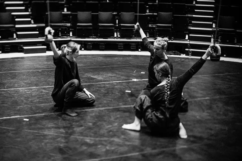 Rīgas cirks pēta cilvēka un mākslīgā intelekta attiecības caur maigumu un humoru