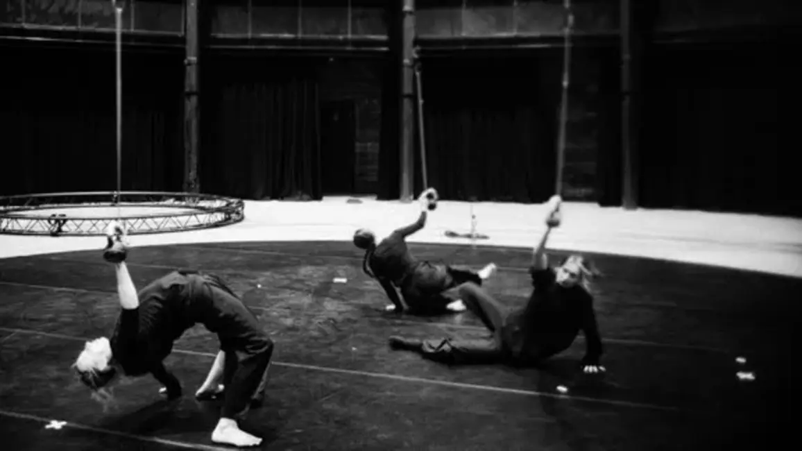 Rīgas cirks rudens sezonā pievēršas cilvēka un MI attiecībām, akcentējot gudrību un empātiju