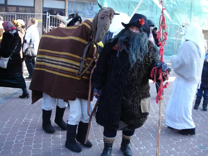 Vai zināt, kāpēc maskās tērpjas kā "čigāni"? Tradīcijas dziļākā nozīme un vārda izcelsme