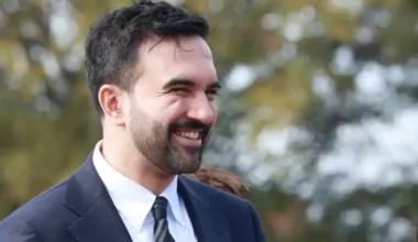 Vēsturiska uzvara Ņujorkā: Zohrans Mamdani kļūst par pilsētas pirmo musulmaņu mēru