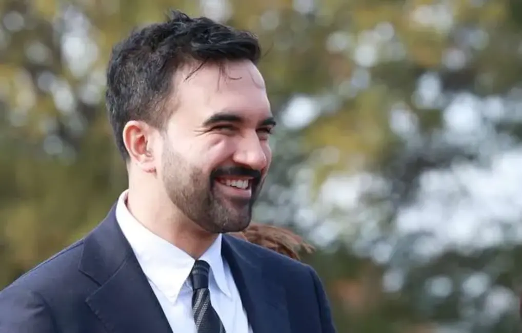 Vēsturiska uzvara Ņujorkā: Zohrans Mamdani kļūst par pilsētas pirmo musulmaņu mēru