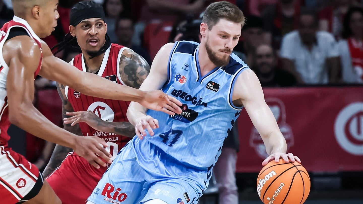 A. Kurucs met daudz no tālienes uzvarētā ACB spēlē, panākums arī Šteinbergam