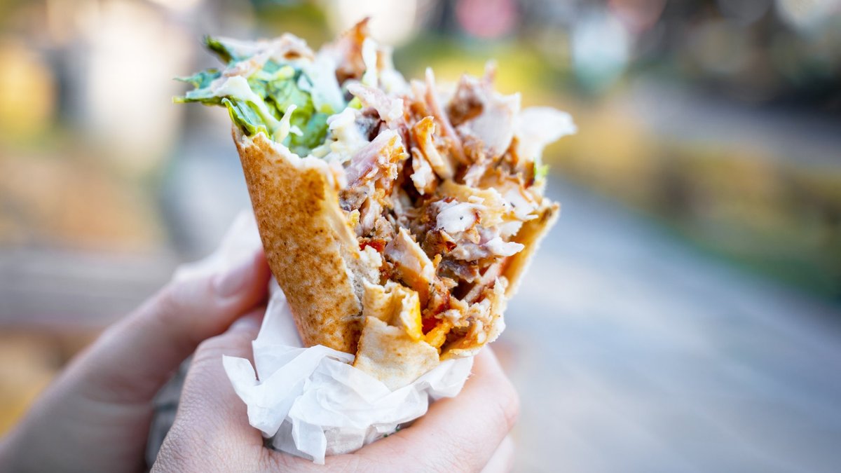 15 kebabi par sakusušu jaku – jaunieši kompensācijas vietā apzog kebabnīcu